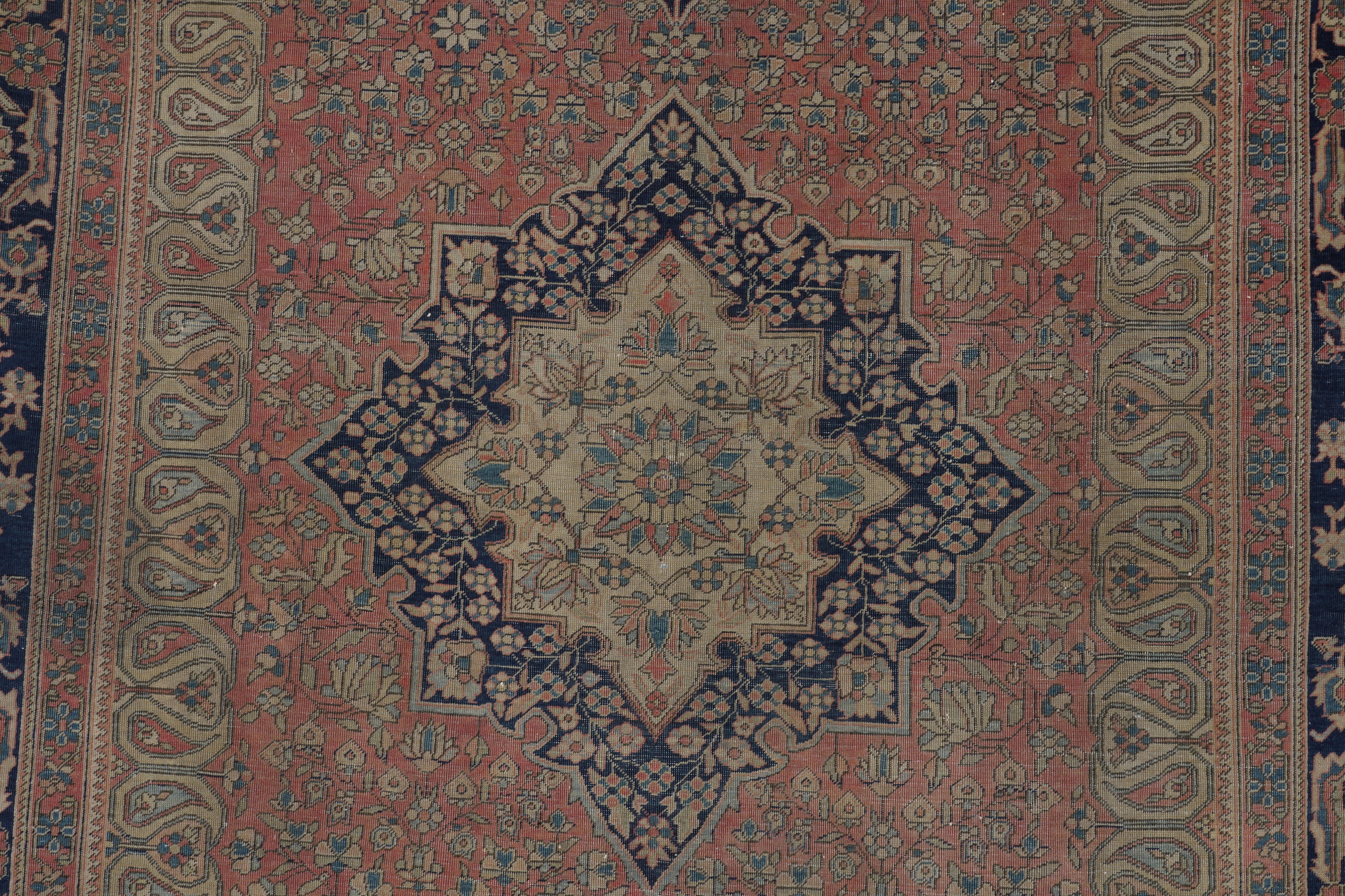 Lotto di Due Tappeti, uno Tabriz Persia Inizio XX Secolo Campo Bianco con Decoro Harshang, e uno ...