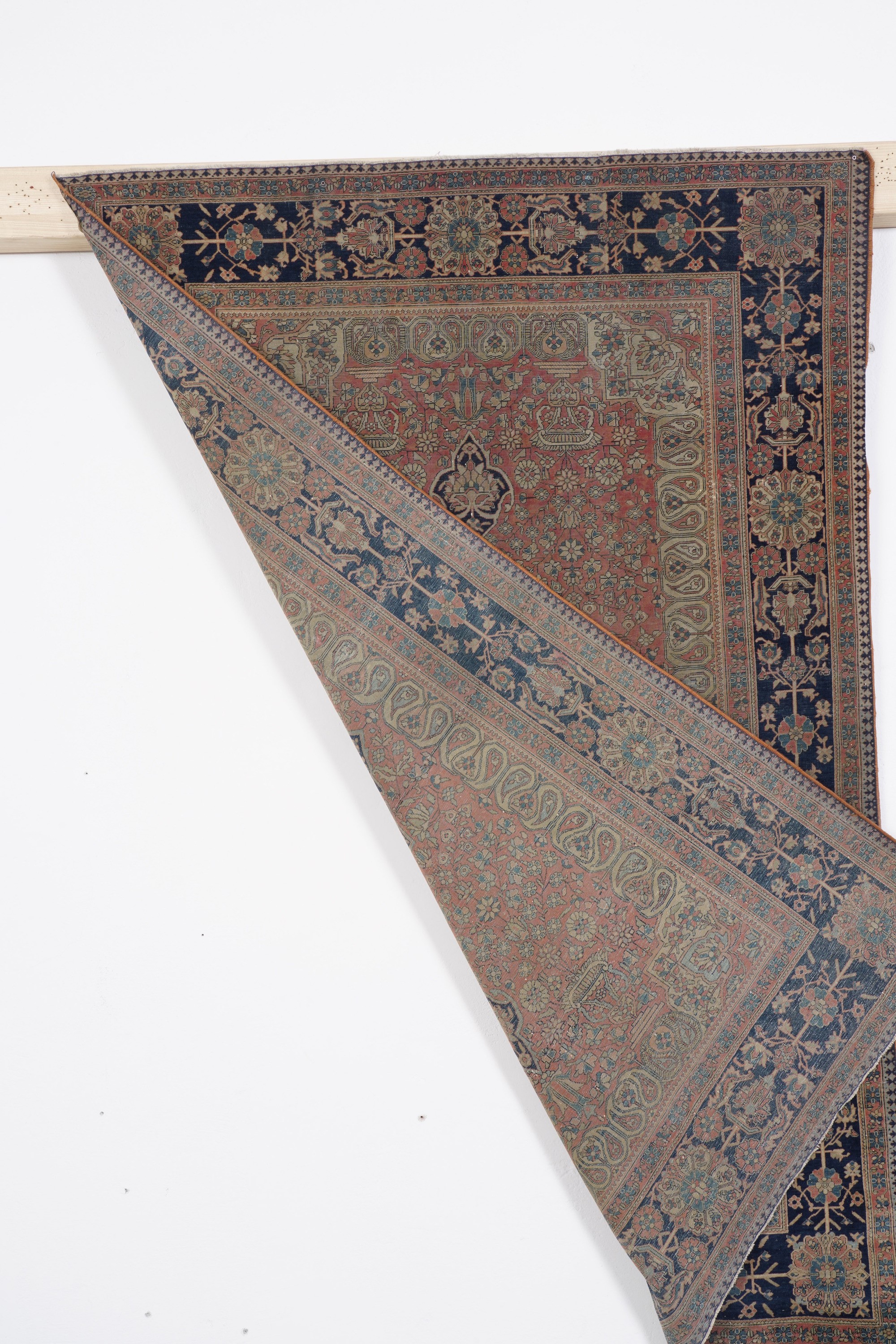 Lotto di Due Tappeti, uno Tabriz Persia Inizio XX Secolo Campo Bianco con Decoro Harshang, e uno ...