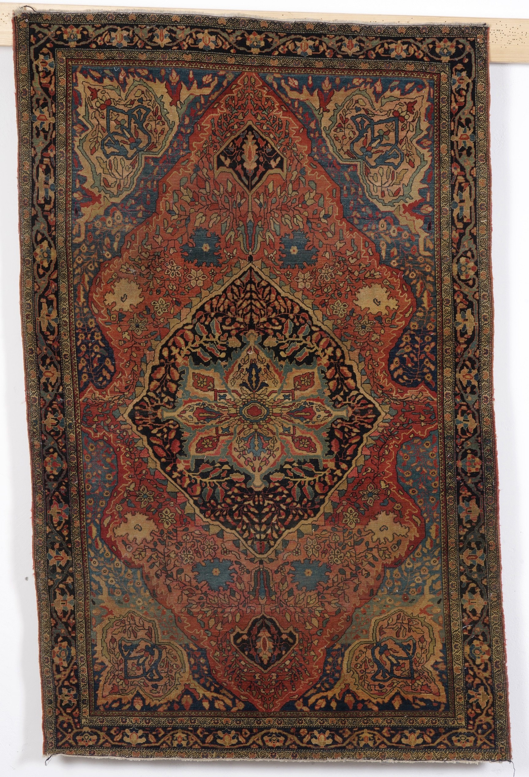 Lotto di Due Tappeti Sarouk Persia Fine XIX Inizio XX Secolo