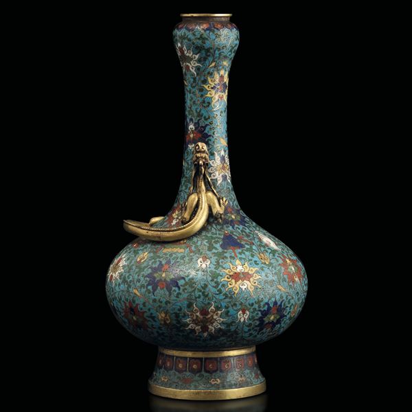 Vaso a smalti policromi cloisonné a fondo blu con motivi floreali e draghi a rilievo, Cina, Dinastia Qing (1644-1912)