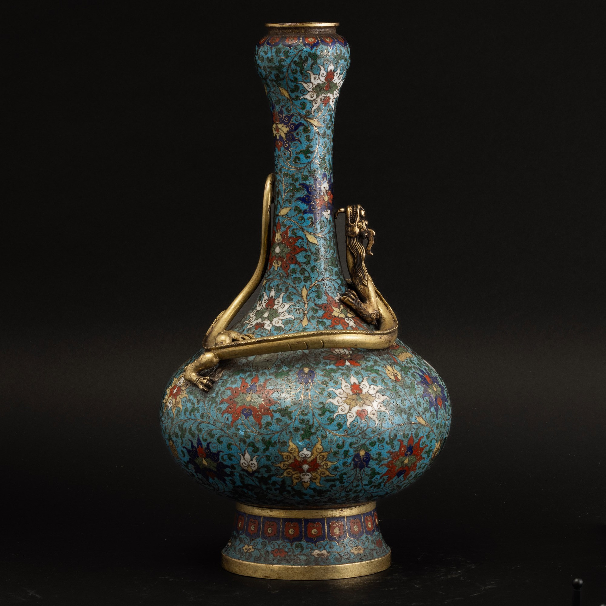 Vaso a Smalti Policromi Cloisonné a Fondo Blu con Motivi Floreali e Draghi a Rilievo, Cina, Dinas...