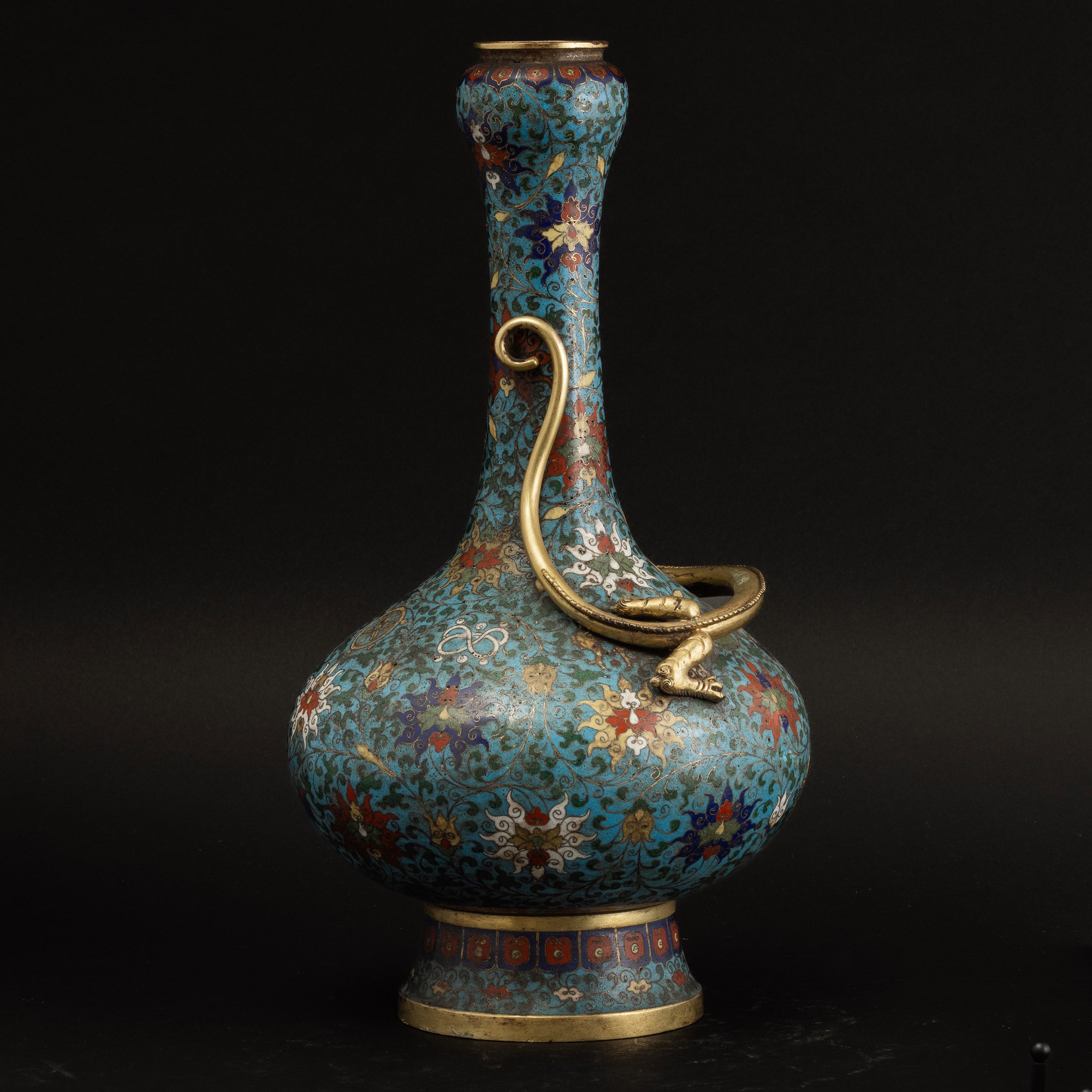 Vaso a Smalti Policromi Cloisonné a Fondo Blu con Motivi Floreali e Draghi a Rilievo, Cina, Dinas...