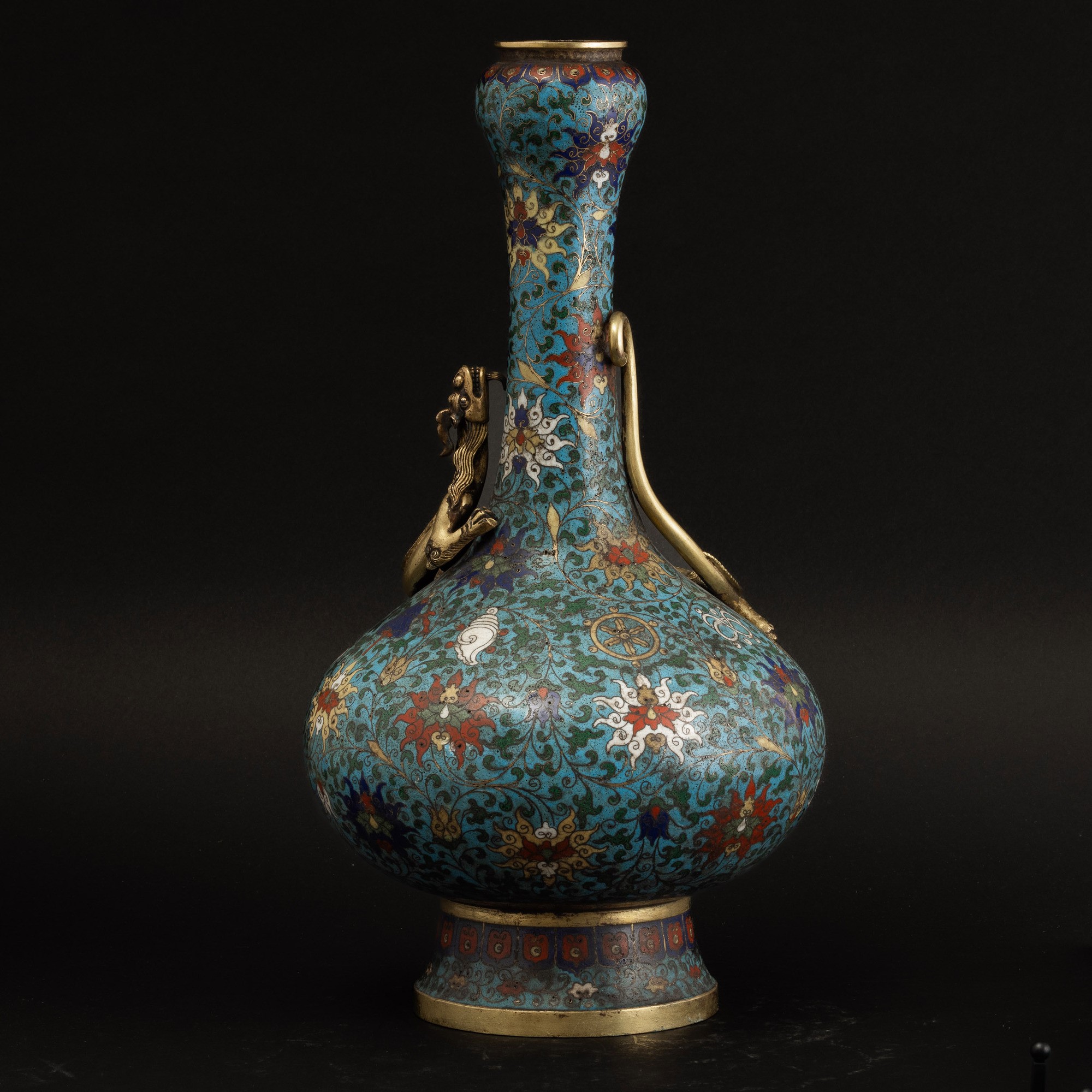 Vaso a Smalti Policromi Cloisonné a Fondo Blu con Motivi Floreali e Draghi a Rilievo, Cina, Dinas...