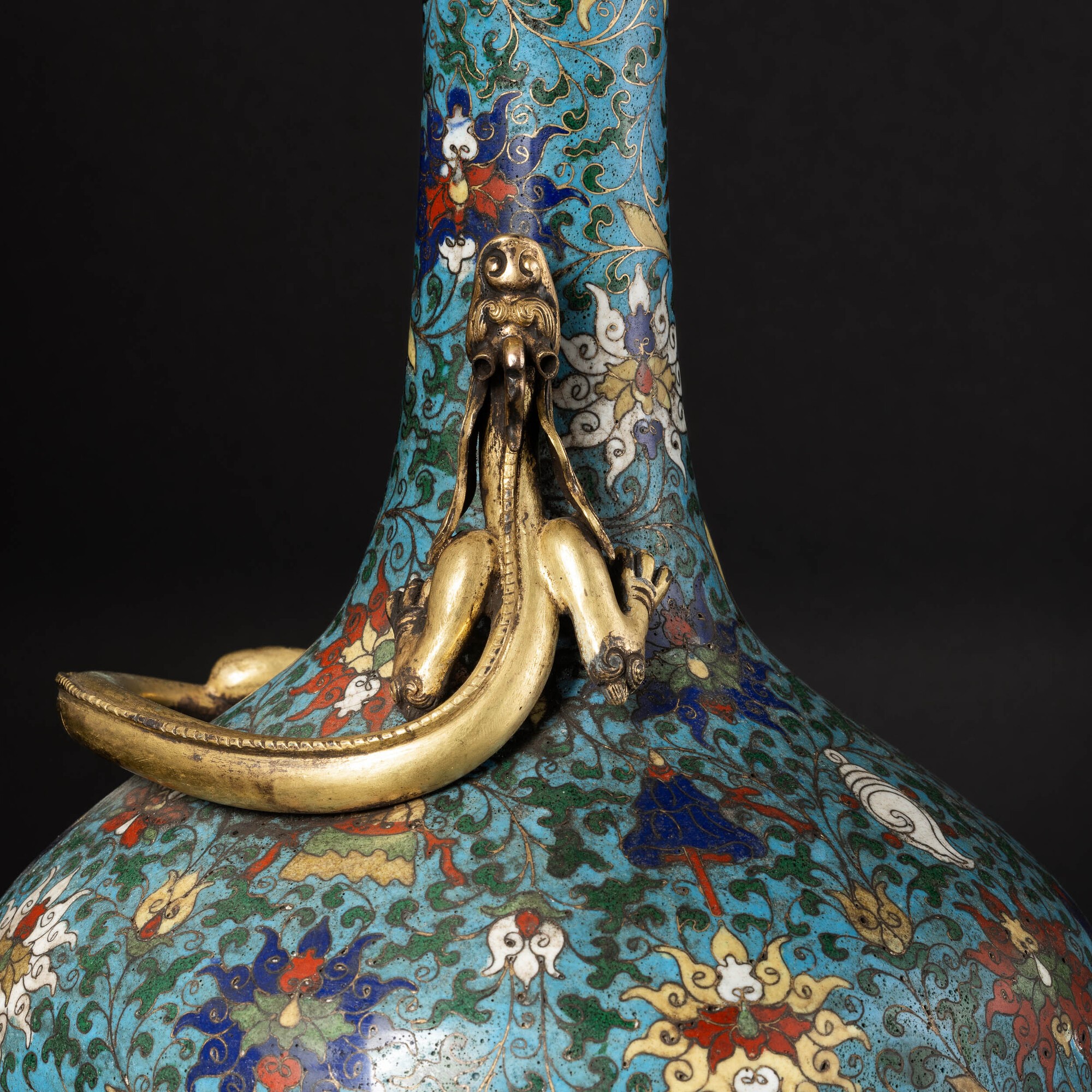 Vaso a Smalti Policromi Cloisonné a Fondo Blu con Motivi Floreali e Draghi a Rilievo, Cina, Dinas...