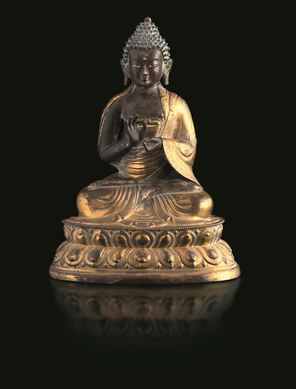Figura di Buddha in bronzo dorato seduto su doppio fiore di loto, Cina, Dinastia Qing, epoca Qianlong (1736-1796)