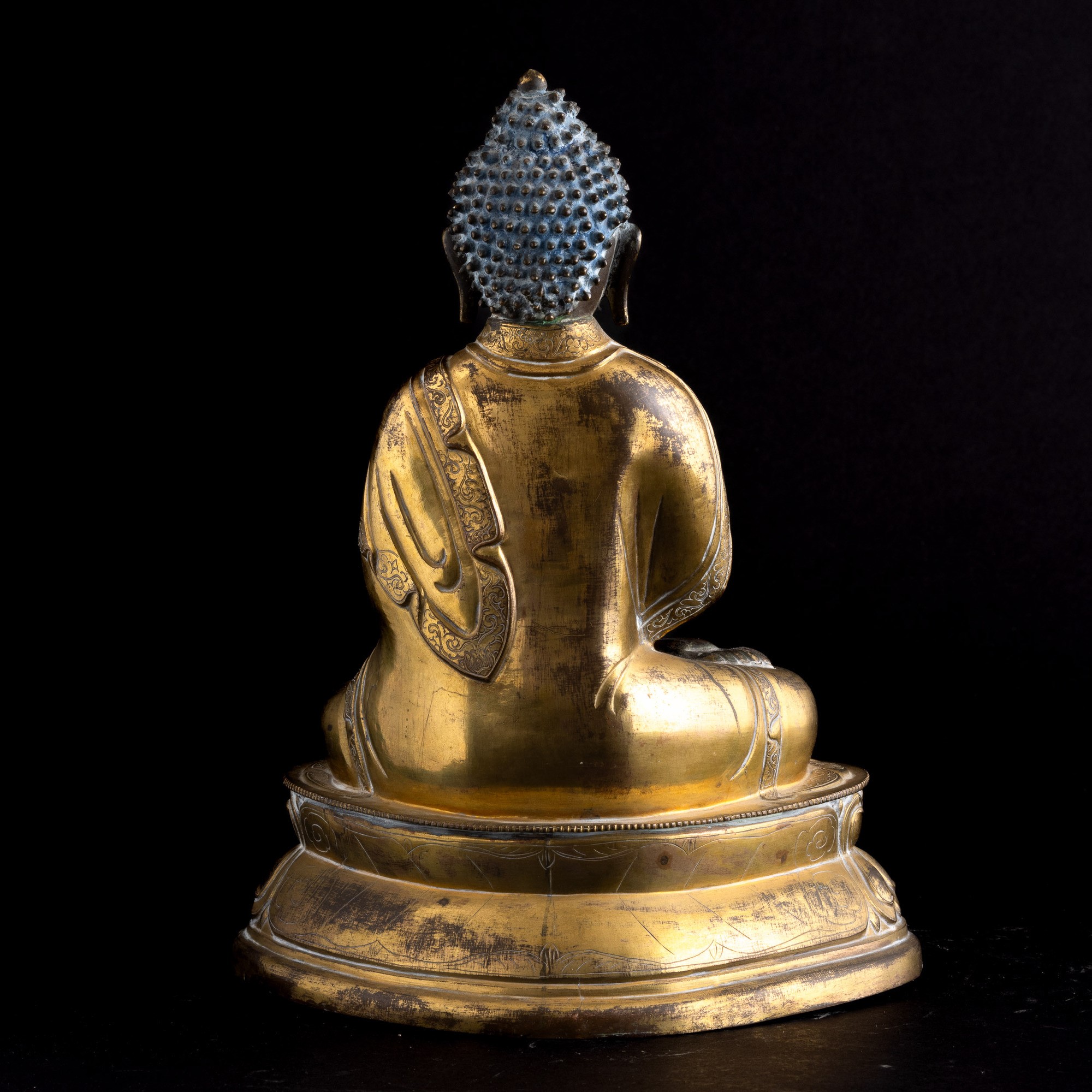 Figura di Buddha in Bronzo Dorato Seduto su Doppio Fiore di Loto, Cina, Dinastia Qing, Epoca Qian...