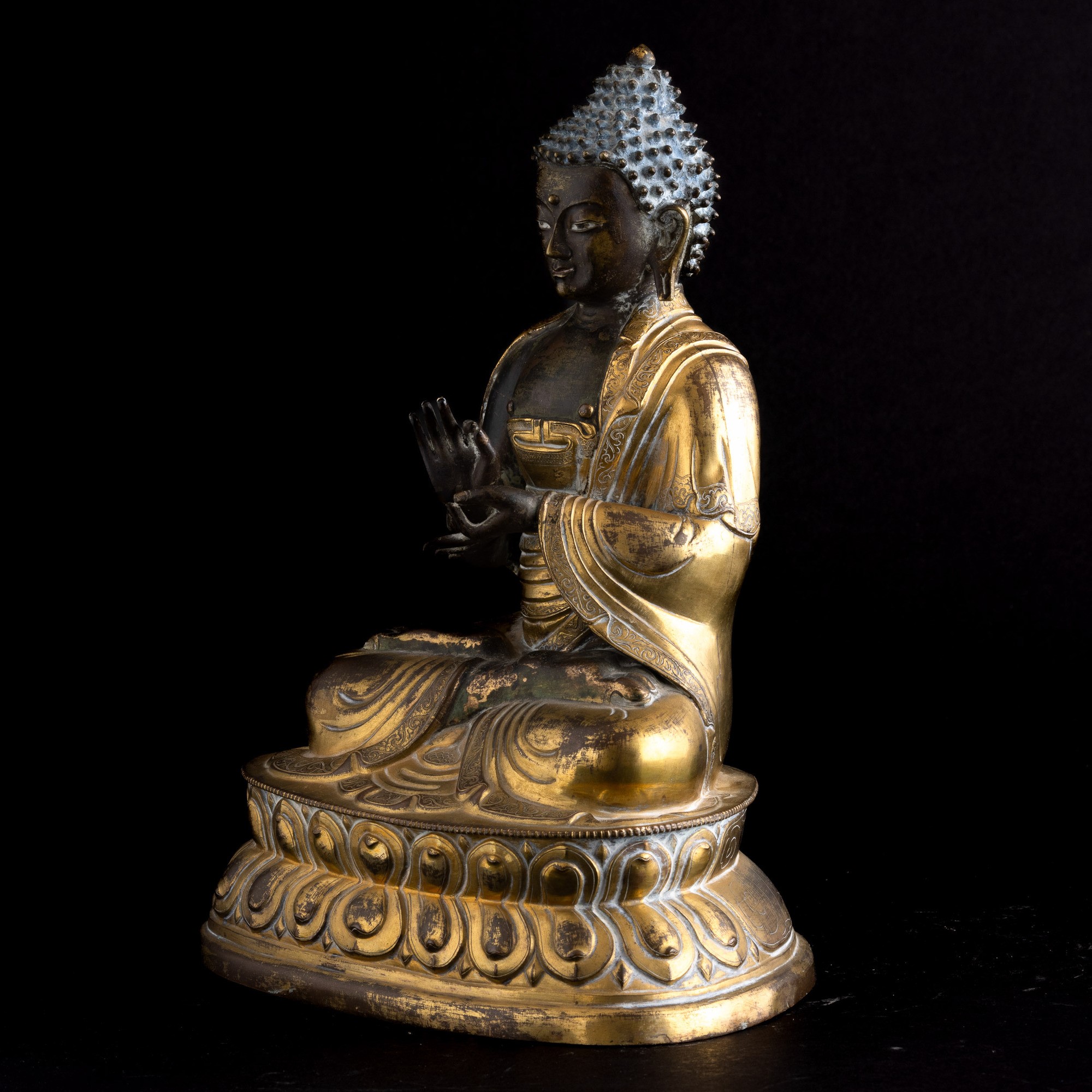 Figura di Buddha in Bronzo Dorato Seduto su Doppio Fiore di Loto, Cina, Dinastia Qing, Epoca Qian...
