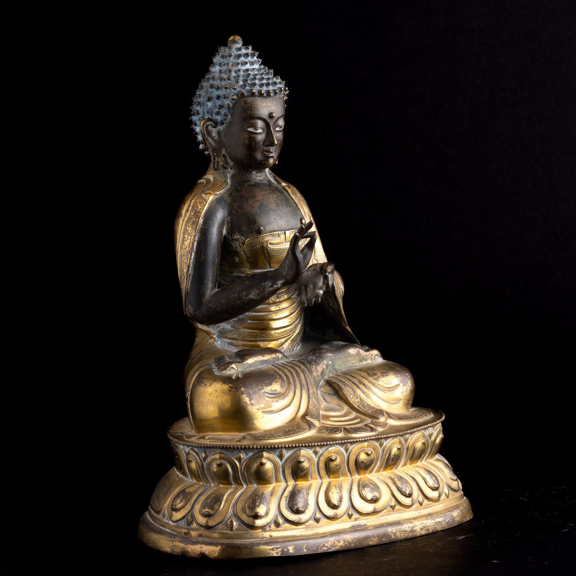 Figura di Buddha in Bronzo Dorato Seduto su Doppio Fiore di Loto, Cina, Dinastia Qing, Epoca Qian...