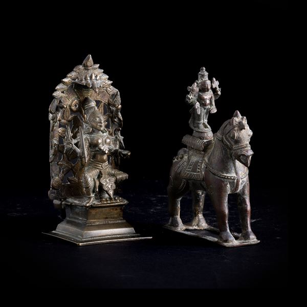 Figura in bronzo seduta su trono raffigurante divinità e figura in bronzo con cavallo, India, XIX secolo