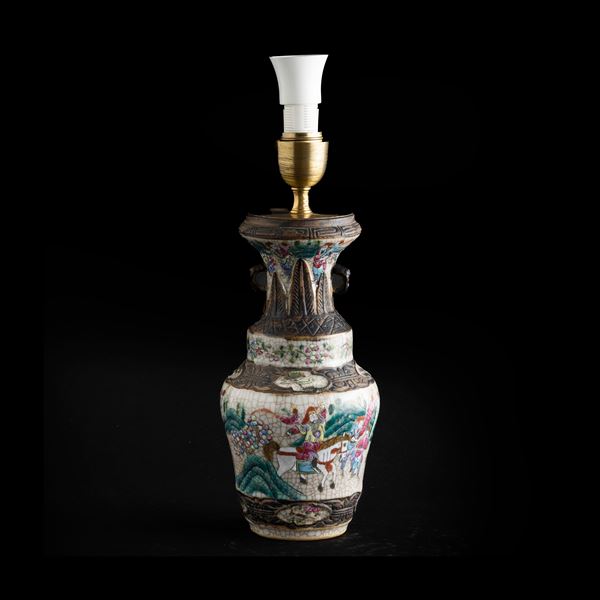 Vaso in porcellana craquelè raffigurante scena di battaglia, Cina, XX secolo