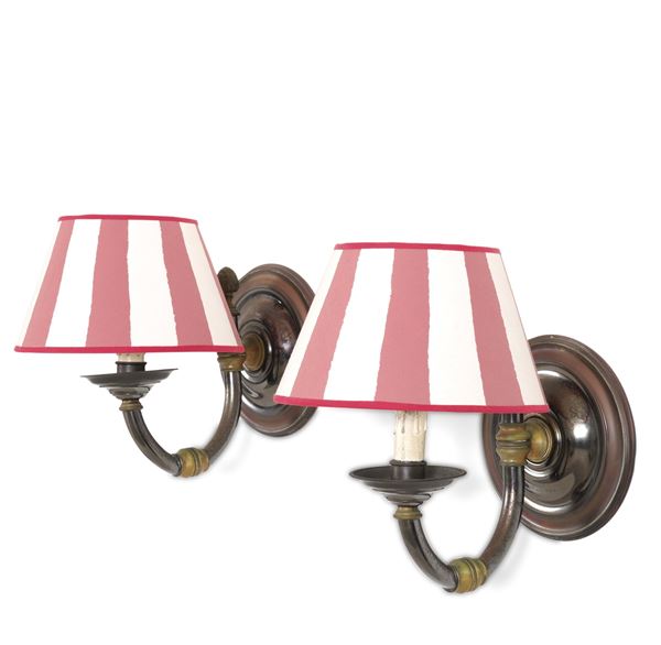 Coppia di appliques in metallo. XX secolo