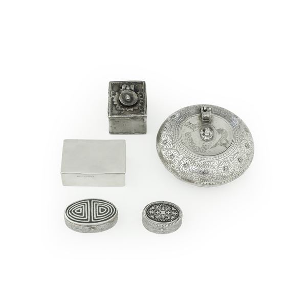 Cinque scatoline diverse, tre in argento e due in metallo argentato