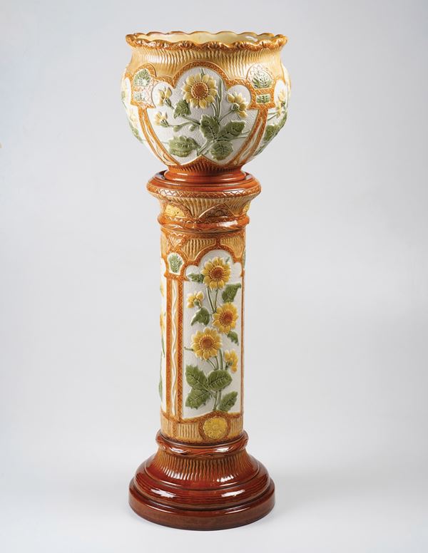 Cachepot su colonna. Inghilterra, Leeds, Manifattura Burmantofts, 1880-1900 circa.