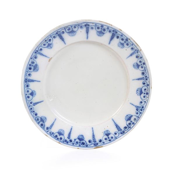 Grande piatto. Savona, Fabbrica Chiodo-Peirano, secondo quarto del XVIII secolo.