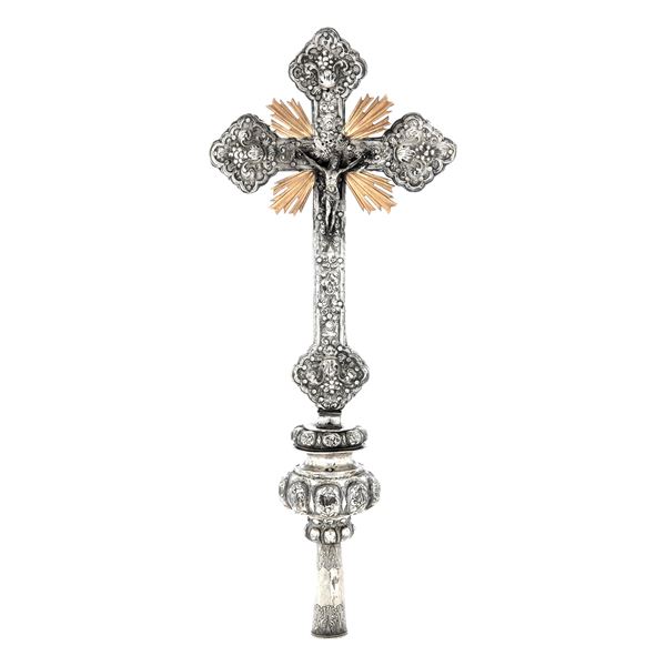 Oreficeria barocca, Italia del nord (Verona?) XVIII secolo. Marchio camerale (parziale di difficile lettura) e dell'argentiere G.B.V. entro riserva lobata (non identificato) Croce astile