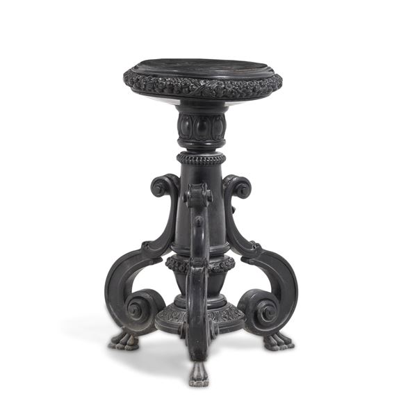 Gueridon in legno ebanizzato e intagliato. Lombardia, XIX secolo