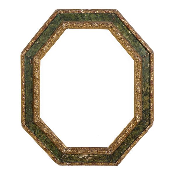 Cornice ottagonale in legno intagliato, laccato e dorato. Marche XVIII secolo