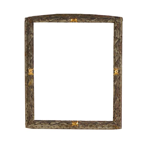 Cornice sagomata in legno intagliato, laccato e dorato. Nord Italia XVIII secolo