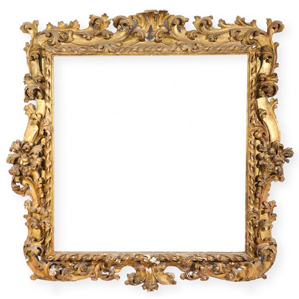 Grande cornice in legno intagliato e dorato a motivi vegetali. Emilia XVII-XVIII secolo