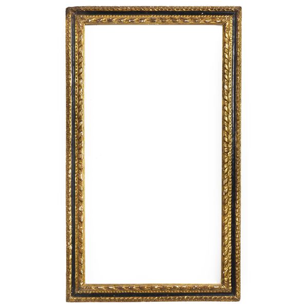 Cornice a cassetta in legno intagliato, laccato e dorato. XVII-XVIII secolo