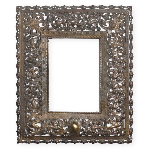 Cornice traforata in metallo (ottone?). XIX secolo