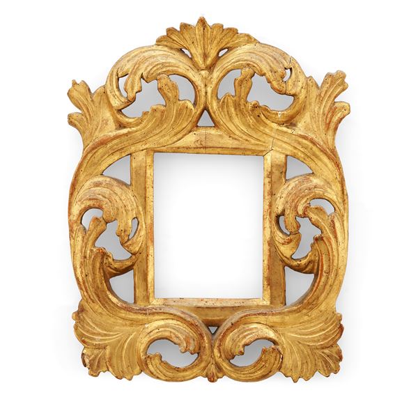 Piccola cornice in legno intagliato e dorato. XIX-XX secolo