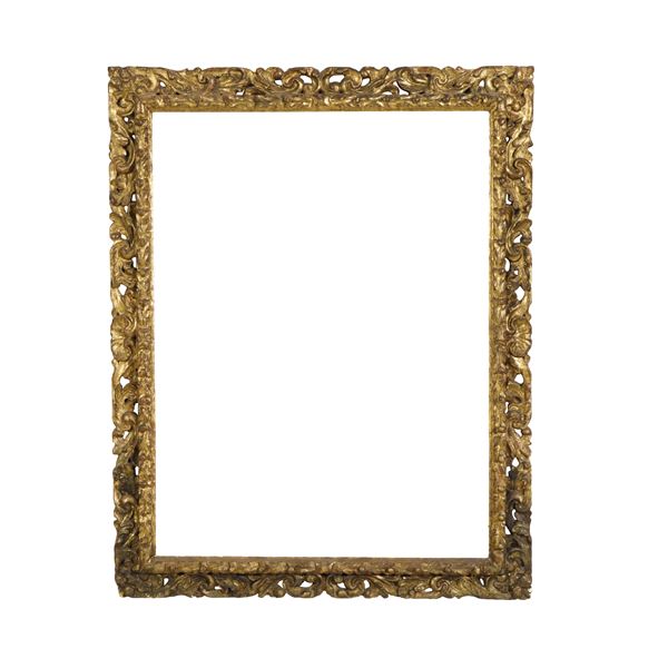 Grande cornice in legno intagliato, traforato e dorato, Italia centrale XVII-XVIII secolo