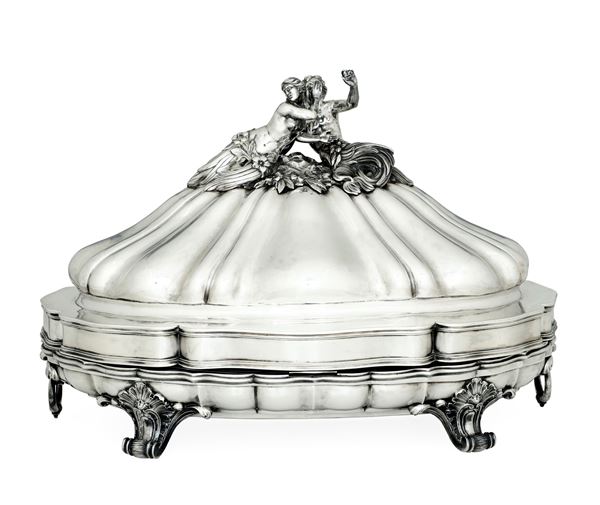 Importante scaldavivande. Roma XIX secolo. Vasca e piatto recanti i marchi del maestro argentiere Pietro Paolo Spagna (1817-1861) e marchio camerale in uso dal 1815 al 1872. Cloche apparentemente priva di punzonature.