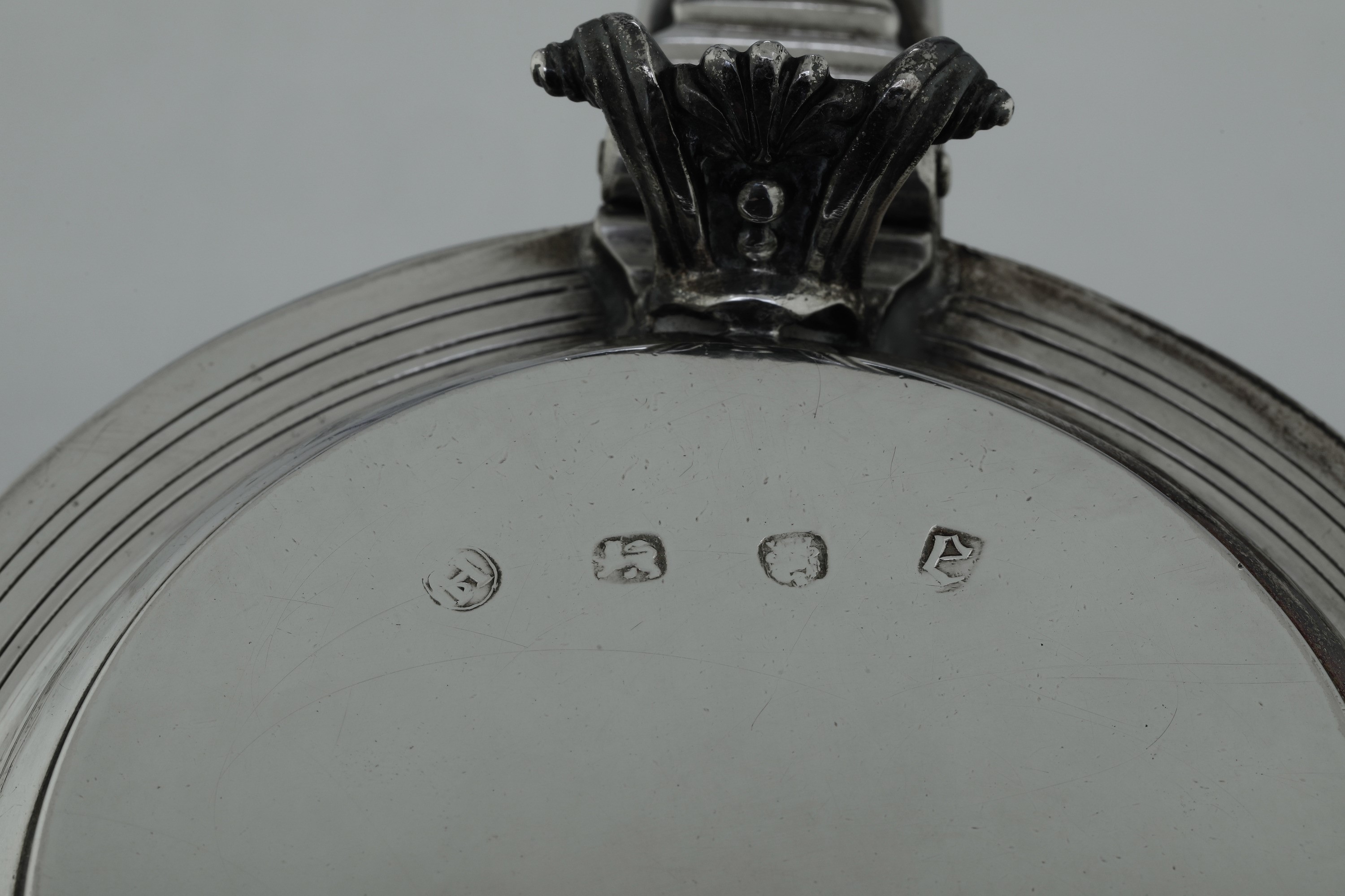 Londra 1682,marchio Dell'argentiere S H Lettere Incrociate a Monogramma Entro Riserva Circolare (...