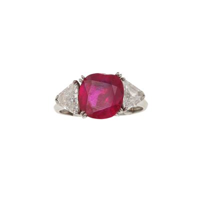 Anello con Rubino Burma di Ct 3.19, Nessuna Indicazione di Riscaldamento, e Due Diamanti