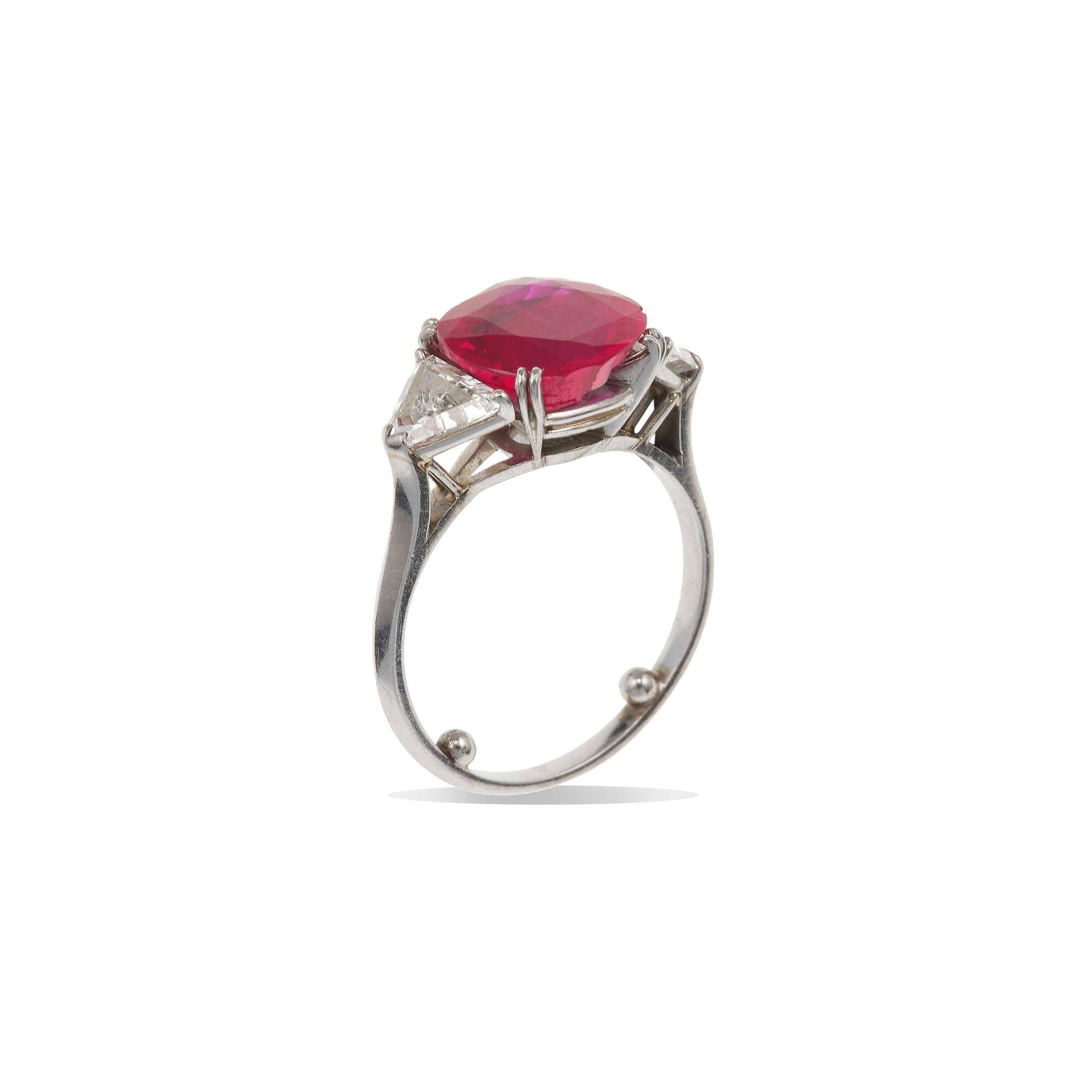 Anello con Rubino Burma di Ct 3.19, Nessuna Indicazione di Riscaldamento, e Due Diamanti