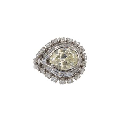 Anello con Diamante Taglio Goccia di Ct 1.80 Circa e Diamanti a Contorno