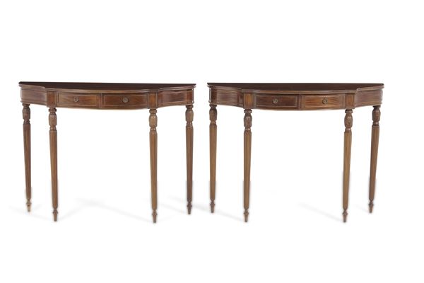 Coppia di consolles in stile inglese. XX secolo