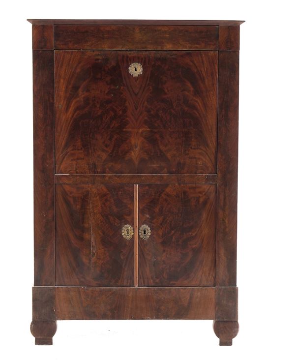 Secretaire lastronato in piuma di mogano. XIX secolo