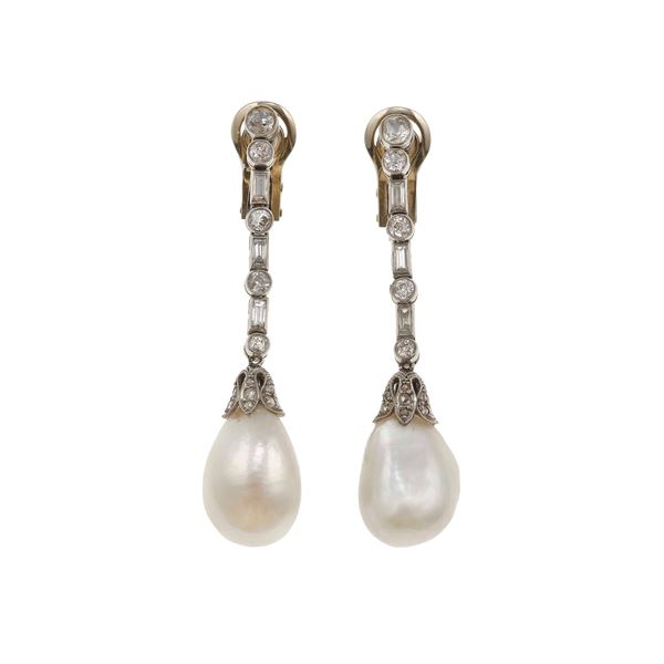 Orecchini pendenti con due perle naturali, acqua salata, di ct 17.48 e 18.02
