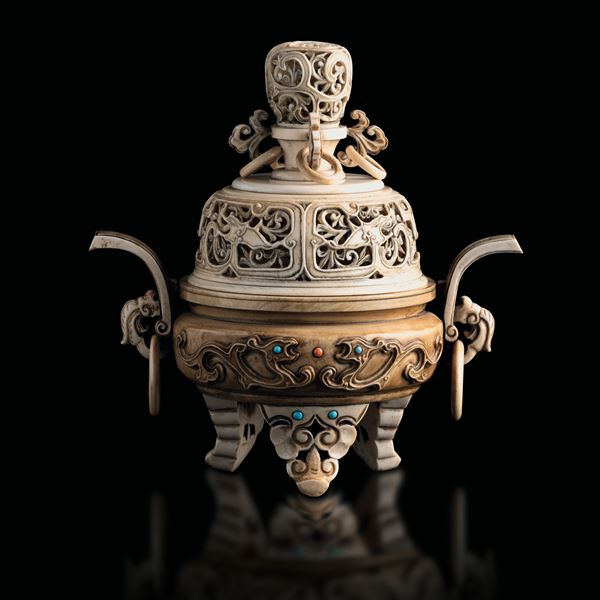 Incensiere in avorio traforato  con inserti di pietre dure, Cina, XIX secolo