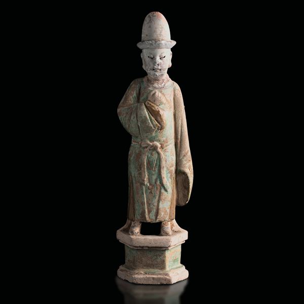 Figura di dignitario in terracotta con tracce di policromia, Cina, Dinastia Ming (1368-1644)