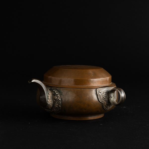 Teiera in rame e argento decorata a motivi geometrici, Tibet, XIX secolo