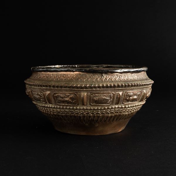 Ciotola in repousse con simboli buddhisti e motivi geometrici a rilievo, Nepal, XIX secolo