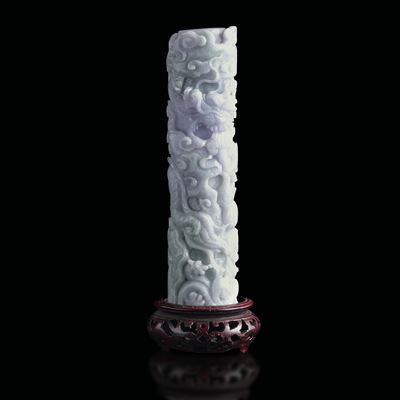 Elemento Scolpito in Giadeite sui Toni Lavanda e Green Apple Raffigurante Draghi e Nuvole, Cina, ...