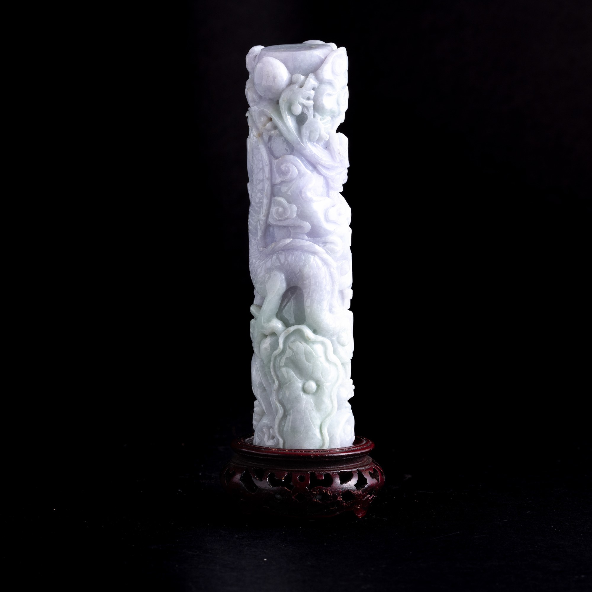 Elemento Scolpito in Giadeite sui Toni Lavanda e Green Apple Raffigurante Draghi e Nuvole, Cina, ...