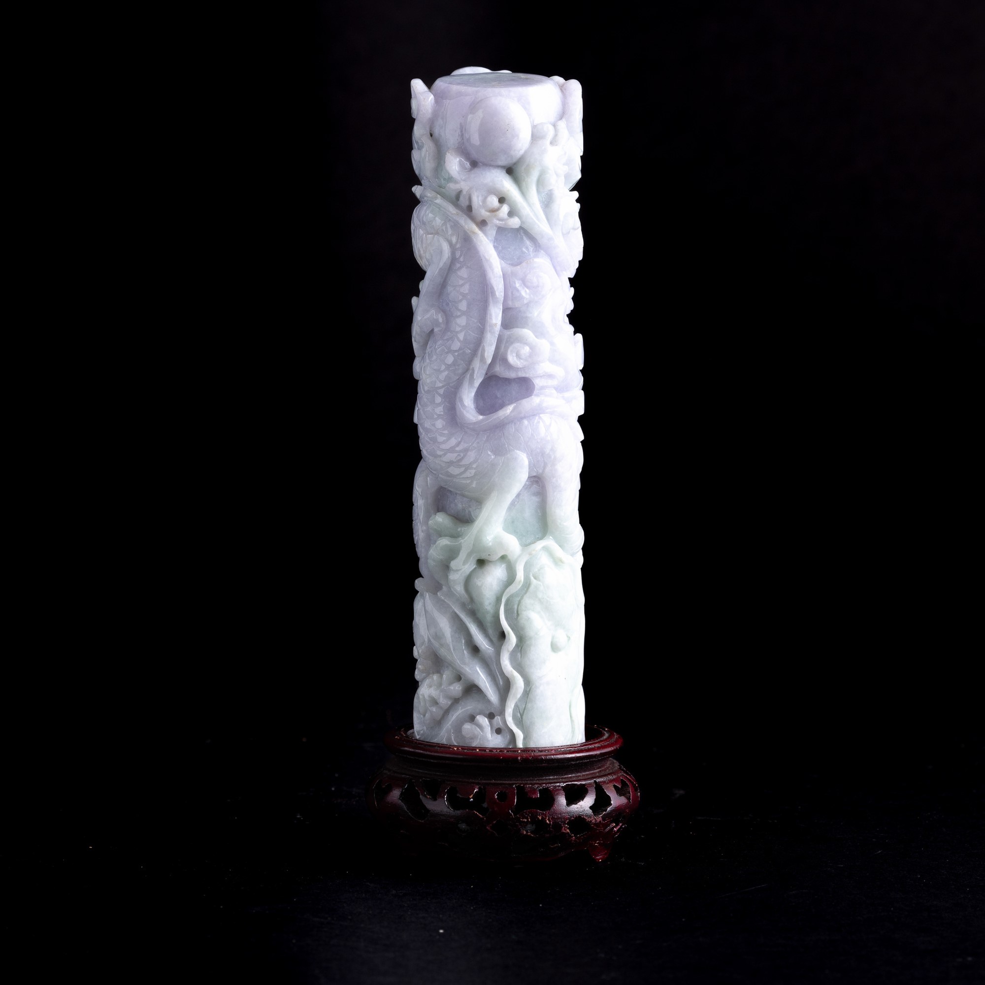 Elemento Scolpito in Giadeite sui Toni Lavanda e Green Apple Raffigurante Draghi e Nuvole, Cina, ...