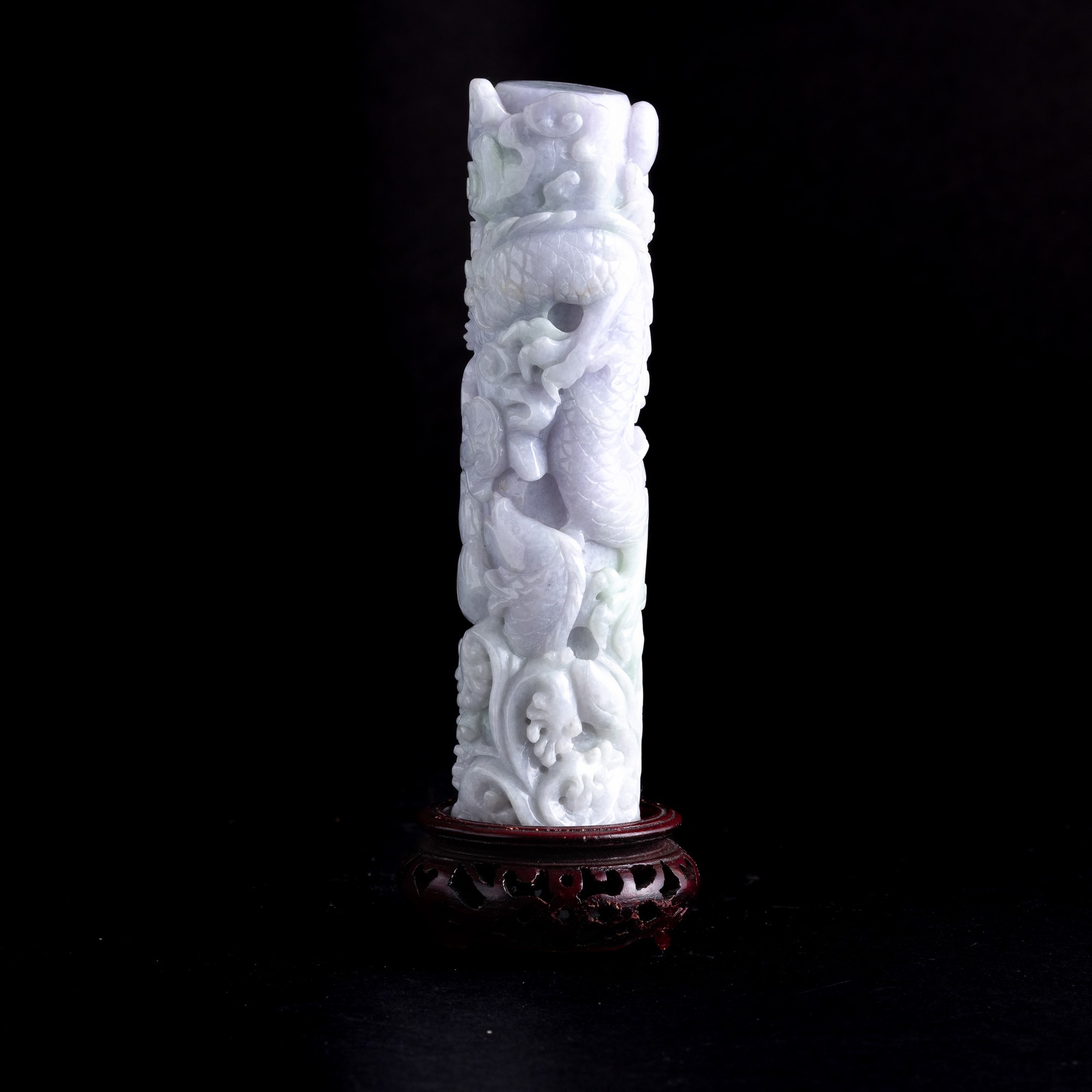 Elemento Scolpito in Giadeite sui Toni Lavanda e Green Apple Raffigurante Draghi e Nuvole, Cina, ...
