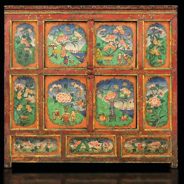 Credenza in legno con pannelli decorati a tempera con soggetto naturalistico e personaggi, Tibet, XIX secolo