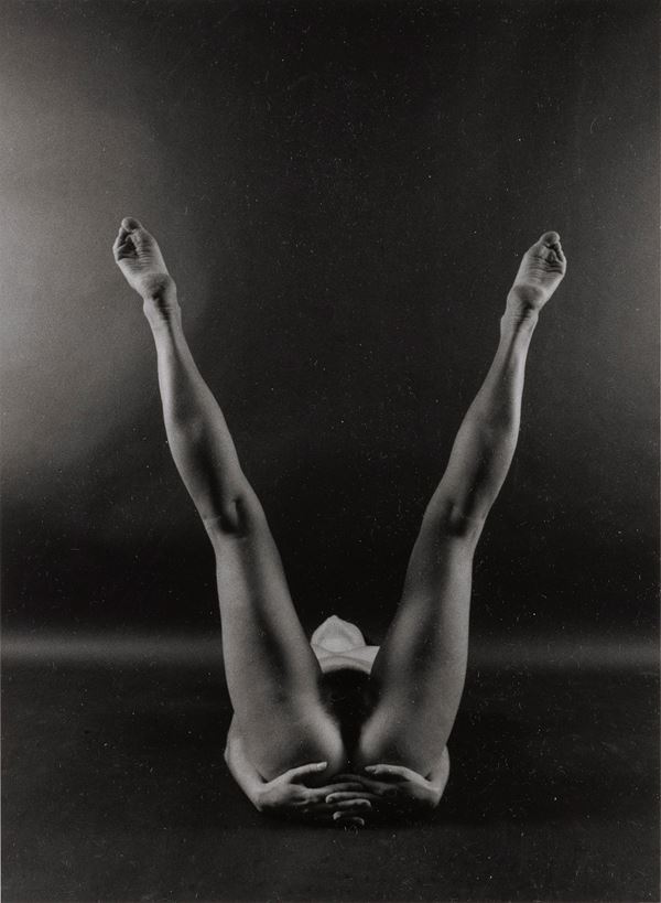 Lettera V, dalla serie "Alfabeto Umano"