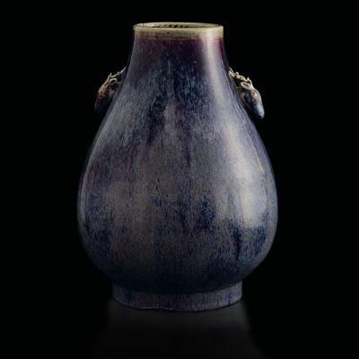 Vaso in Porcellana Flambé sui Toni del Viola con Anse a Guisa di Testa di Cervo, Cina, Dinastia Q...