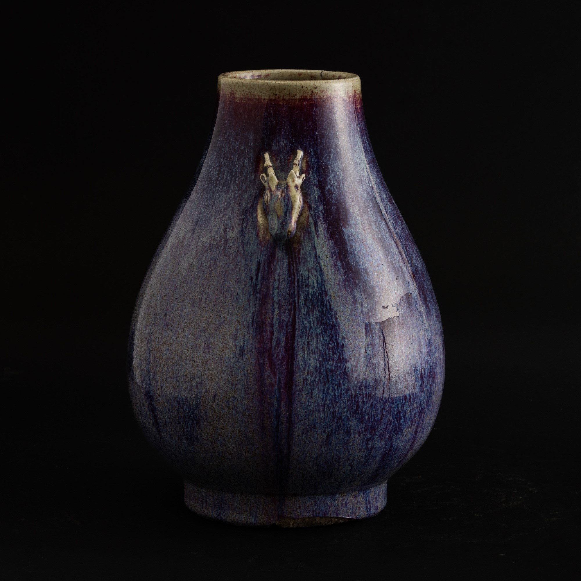 Vaso in Porcellana Flambé sui Toni del Viola con Anse a Guisa di Testa di Cervo, Cina, Dinastia Q...