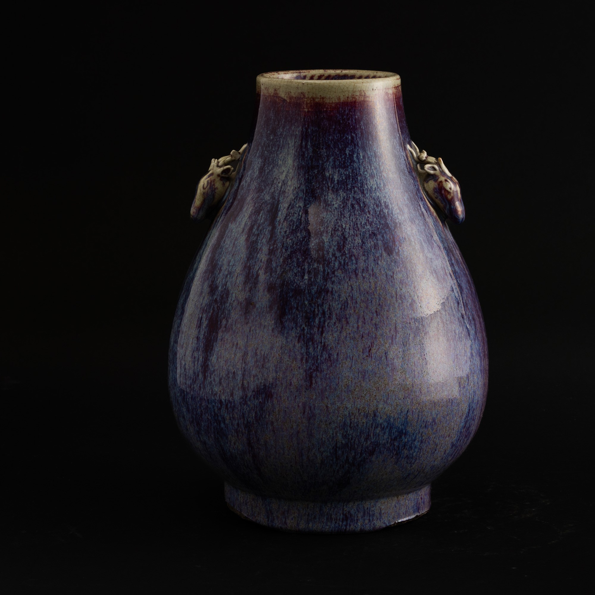 Vaso in Porcellana Flambé sui Toni del Viola con Anse a Guisa di Testa di Cervo, Cina, Dinastia Q...