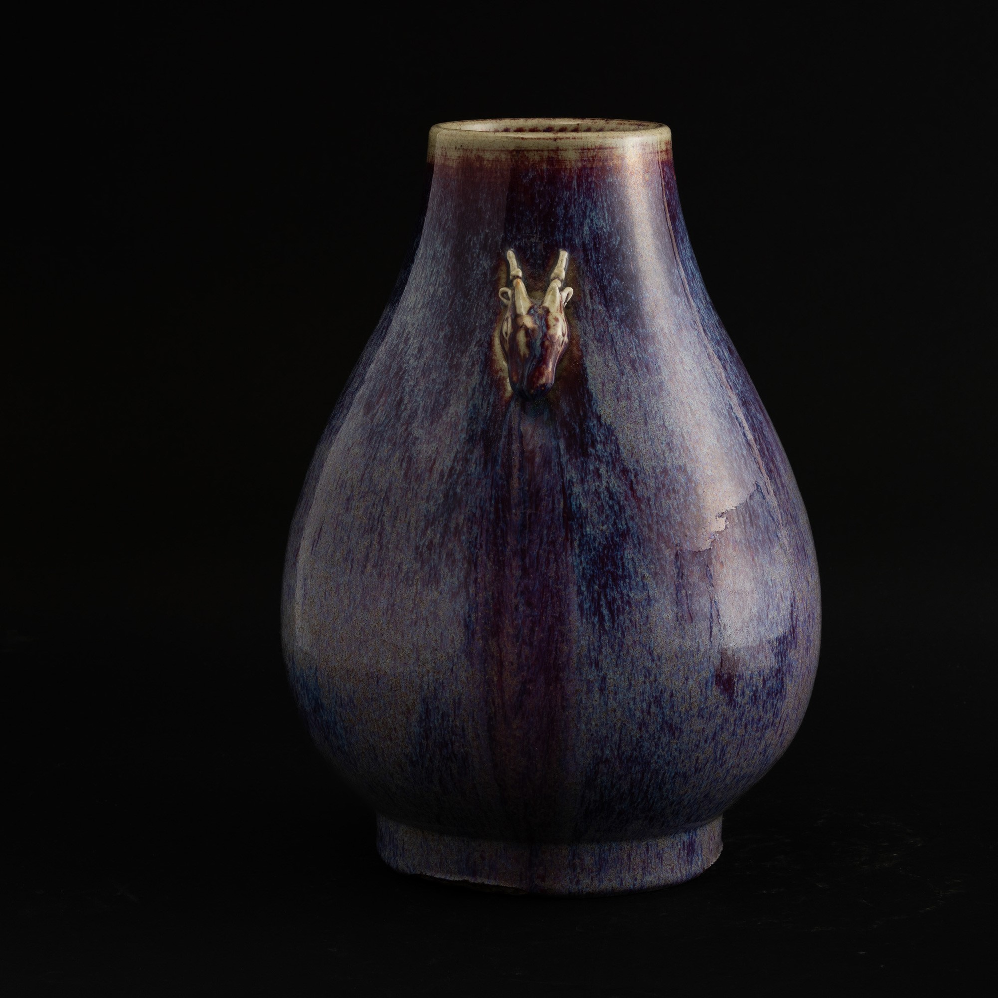 Vaso in Porcellana Flambé sui Toni del Viola con Anse a Guisa di Testa di Cervo, Cina, Dinastia Q...