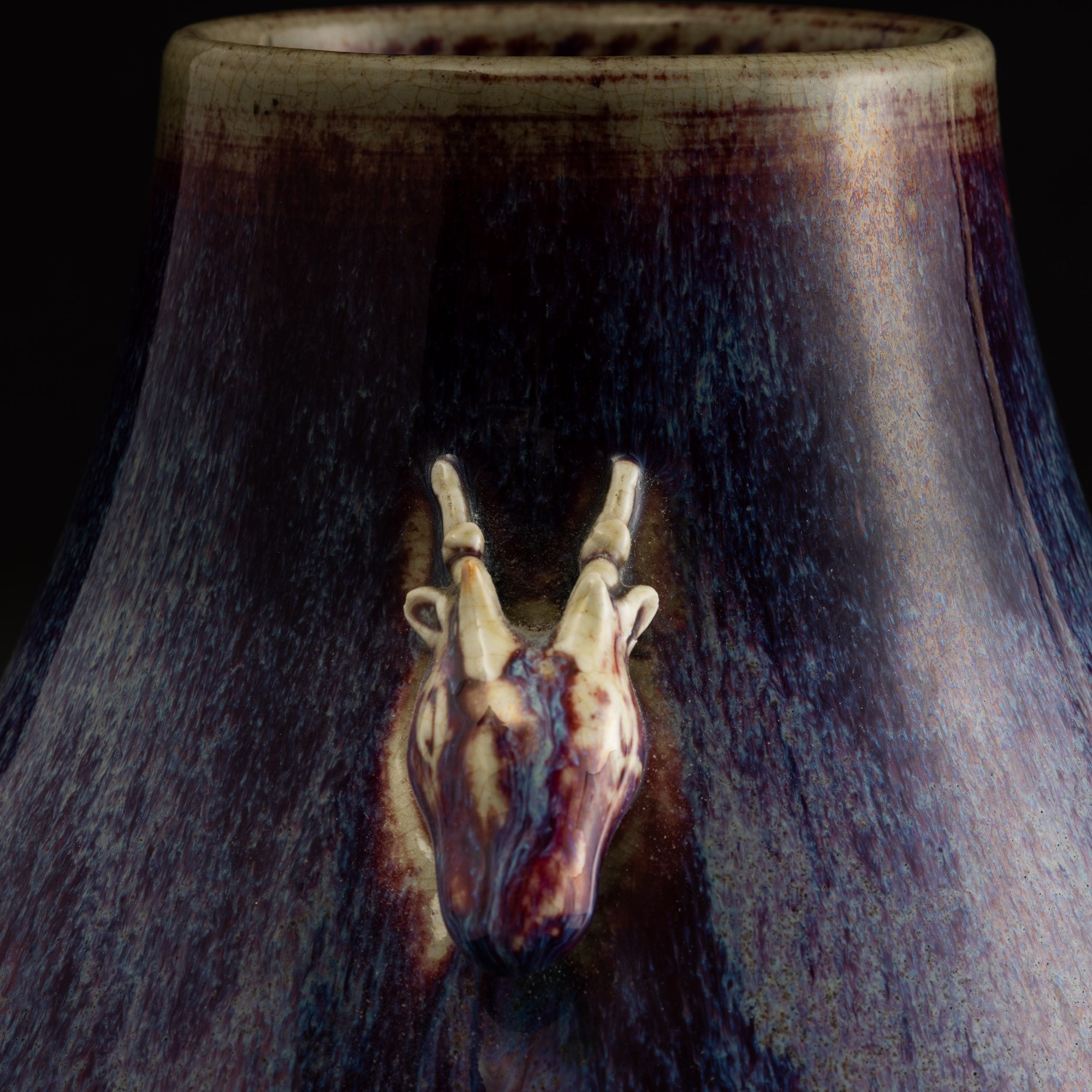 Vaso in Porcellana Flambé sui Toni del Viola con Anse a Guisa di Testa di Cervo, Cina, Dinastia Q...